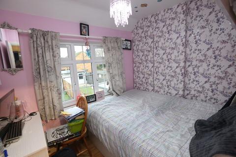 3 bedroom semi-detached house to rent, Uxbridge , UB8