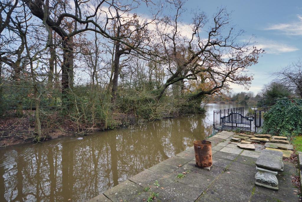 Lake Rise, Romford, Essex, RM1 4 bed semidetached house £675,000