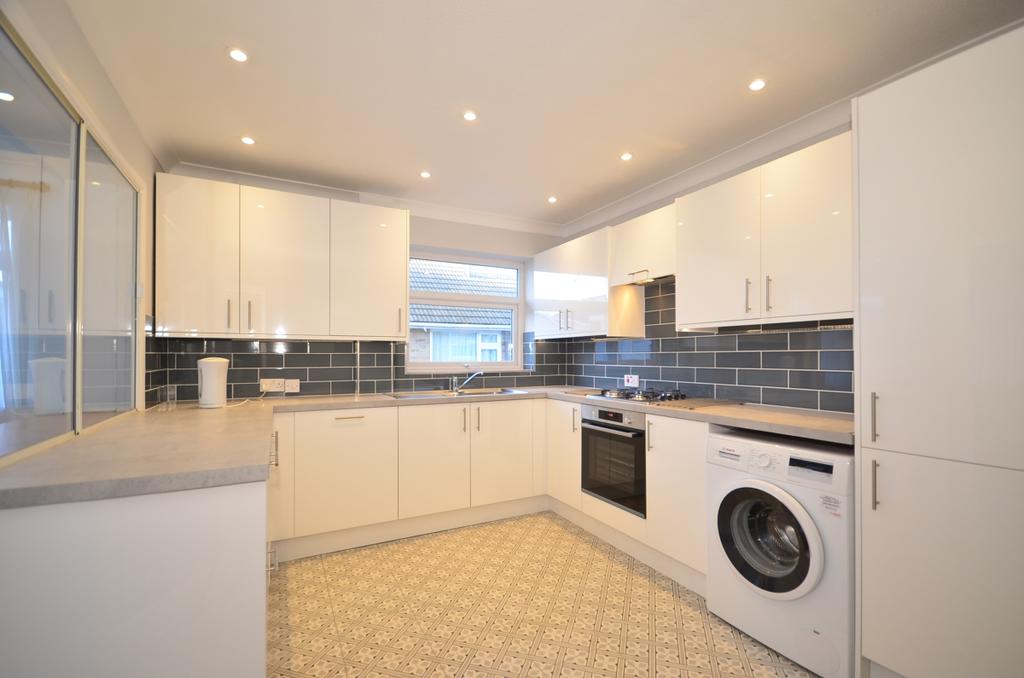 Jevington Drive Brighton BN2 3 bed detached bungalow £1,550 pcm (£358 pw)