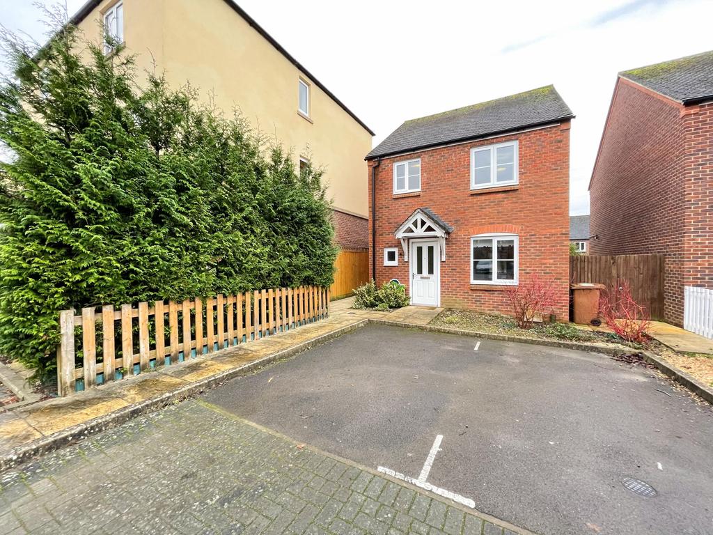 Bramble Walk, Barley Road, Andover, Hampshire, SP11 3 bed detached house £1,250 pcm (£288 pw)