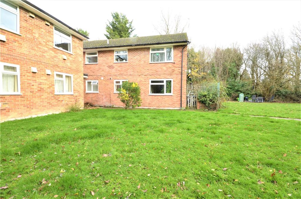Green Lane, Shipley Bridge, Horley, RH6 2 bed apartment £975 pcm (£