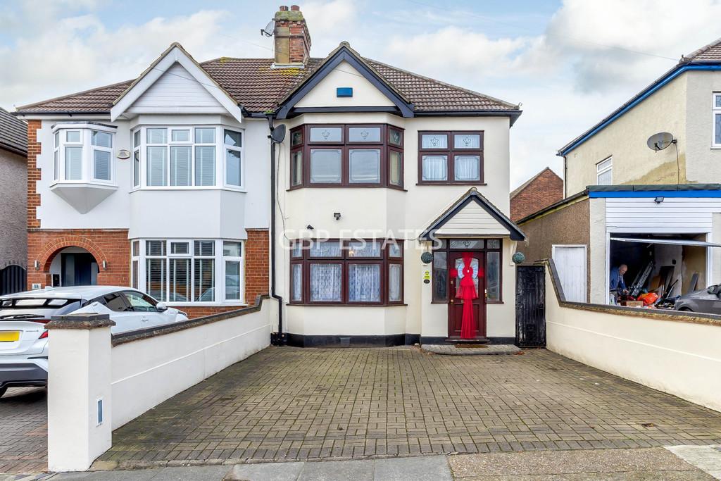 Mashiters Hill, Romford 4 bed semidetached house £450,000