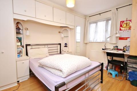 4 Bracken Close, London, E6 5XE