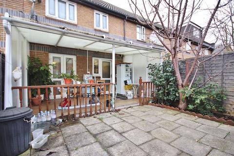 4 Bracken Close, London, E6 5XE