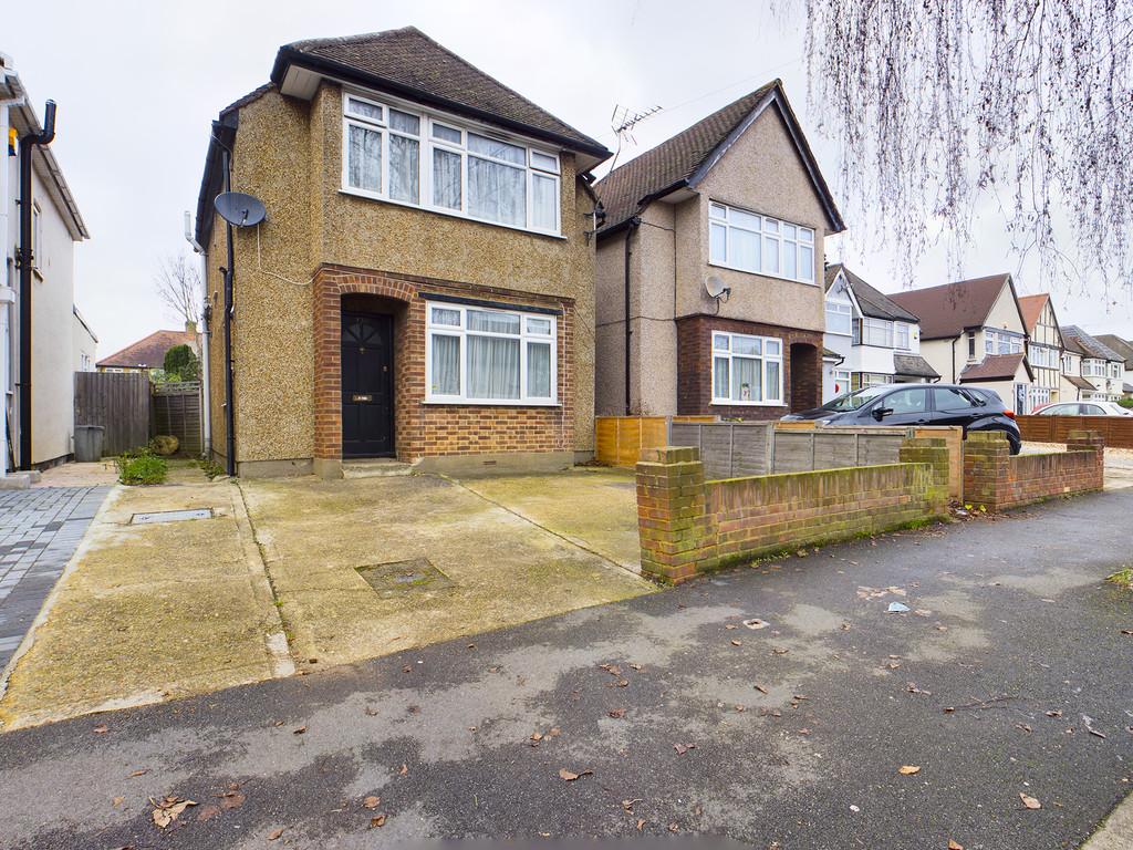 The Fairway, South Ruislip 3 bed detached house £1,550 pcm (£358 pw)