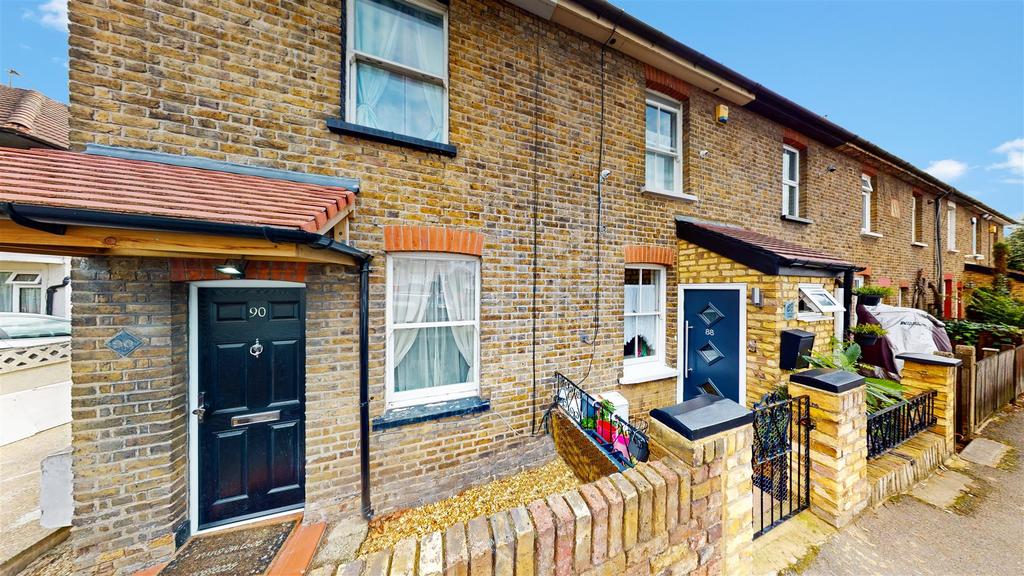 Wood End Lane, Northolt 3 bed cottage £1,500 pcm (£346 pw)