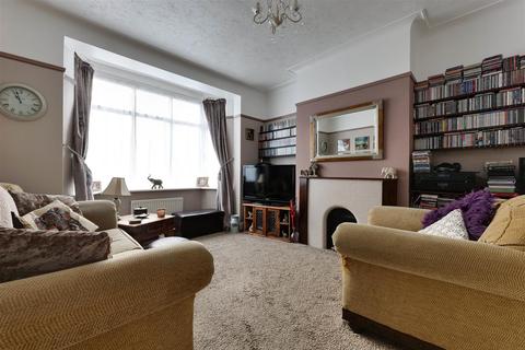 5 Brooklands Avenue, Leigh-on-sea, SS9 5XA