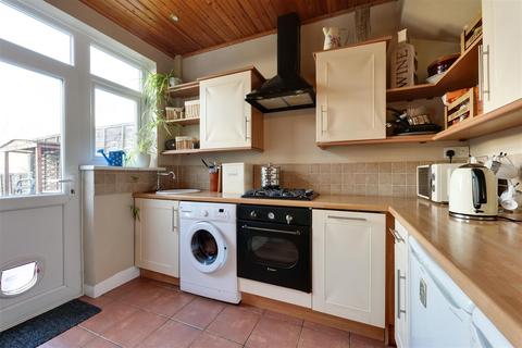5 Brooklands Avenue, Leigh-on-sea, SS9 5XA