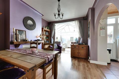 5 Brooklands Avenue, Leigh-on-sea, SS9 5XA