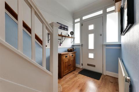 5 Brooklands Avenue, Leigh-on-sea, SS9 5XA