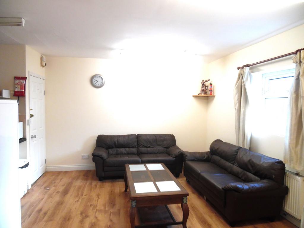 Feltham TW14 1 bed flat to rent £1,325 pcm (£306 pw)