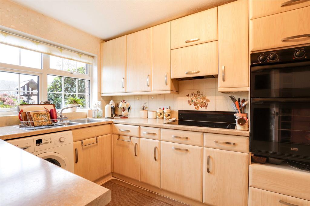 Milton Gardens, Wokingham, Berkshire, RG40 3 bed terraced house £430,000