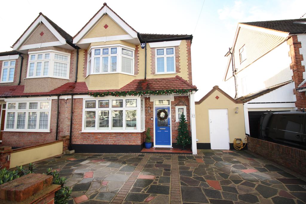Elm Way, Worcester Park KT4 3 bed semidetached house £650,000