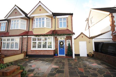 24 Elm Way, Worcester Park, KT4 8LT