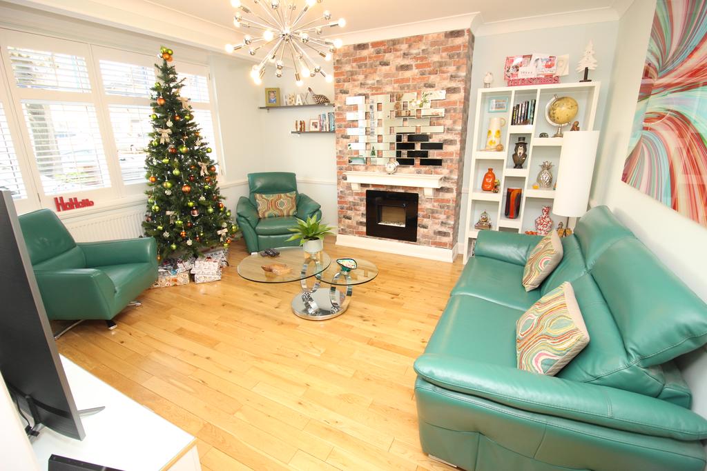 Elm Way, Worcester Park KT4 3 bed semidetached house £650,000