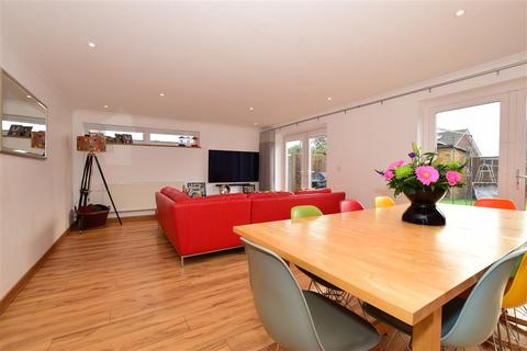 18 Rowan Close, Sturry, Canterbury, CT2 0JB