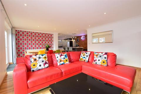 18 Rowan Close, Sturry, Canterbury, CT2 0JB