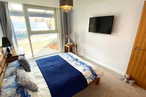 2 bedroom apartment to rent - The Crescent