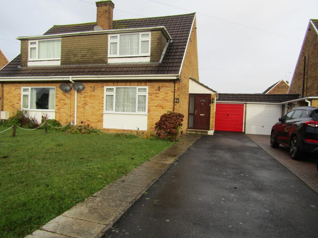 Barley Close, Warminster 3 bed semidetached house £925 pcm (£213 pw)