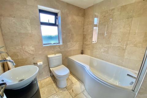 16 Clover Lane, Northampton, NN2 8BT