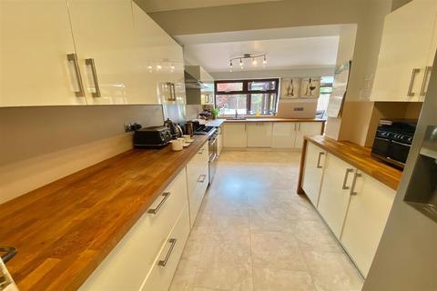 16 Clover Lane, Northampton, NN2 8BT