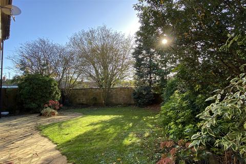 25 Lockwood Close, Northampton, NN2 7SS