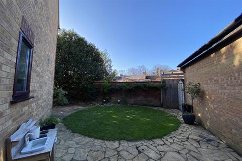 25 Lockwood Close, Northampton, NN2 7SS