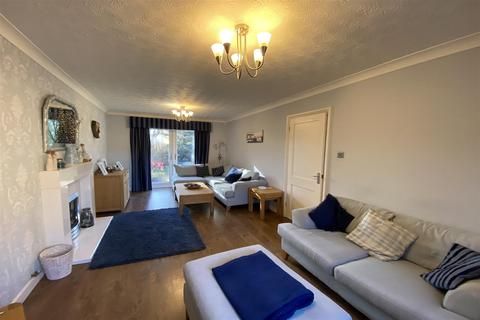 25 Lockwood Close, Northampton, NN2 7SS