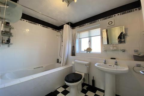 25 Lockwood Close, Northampton, NN2 7SS