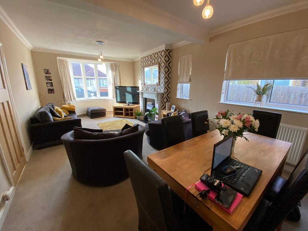 Bush Hill, The Headlands, Northampton, NN3 4 bed semidetached house