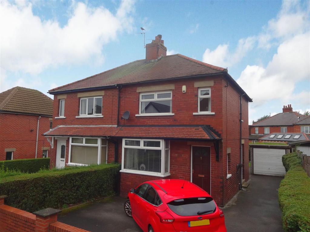 Moorlands Avenue, Yeadon, Leeds 3 bed semidetached house £775 pcm (£