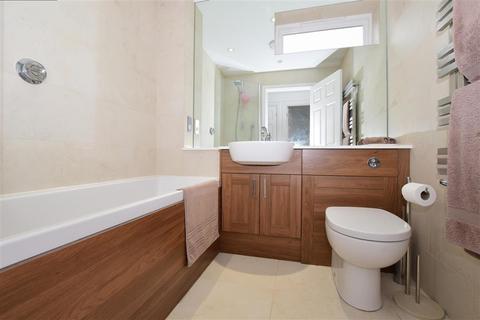 32 Alberta Drive, Smallfield, Horley, RH6 9QU
