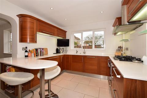 32 Alberta Drive, Smallfield, Horley, RH6 9QU