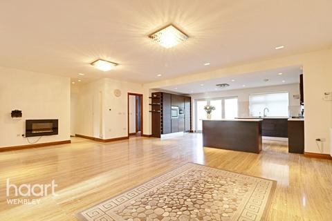 21 Tudor Close, London, NW9 8SU