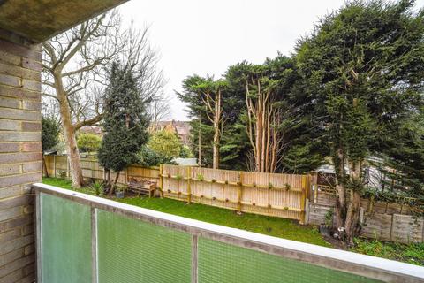 30, Park Court Park Road, New Malden, KT3 5AE
