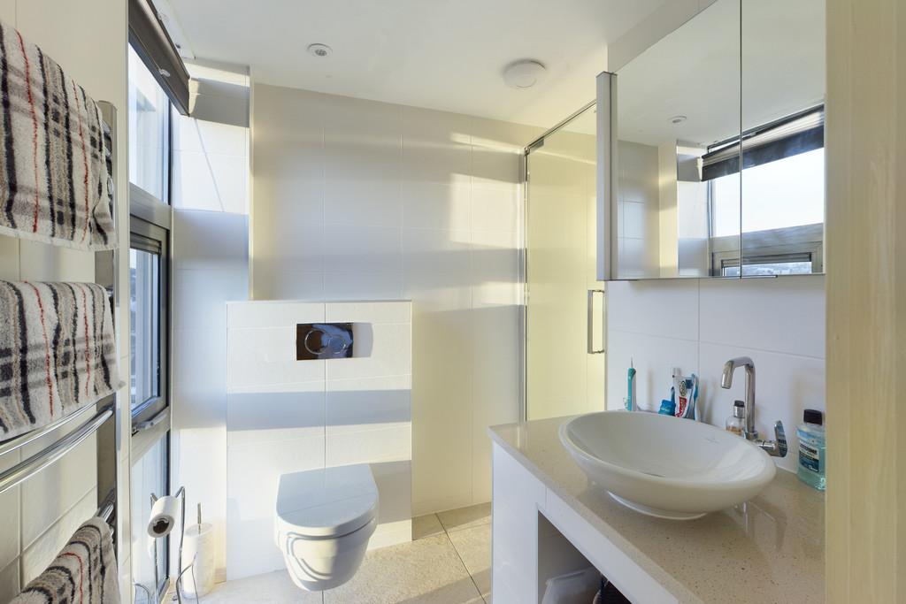 En-suite to bedroom 1