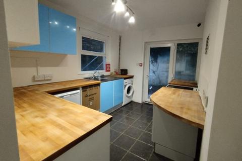 4 bedroom end of terrace house to rent, Swansea SA1