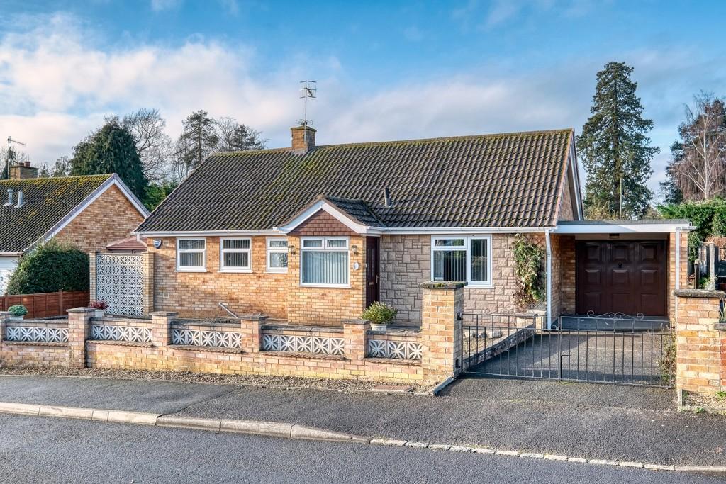 Brookside, Kempsey, Worcester, WR5 3LB 2 bed detached bungalow £300,000