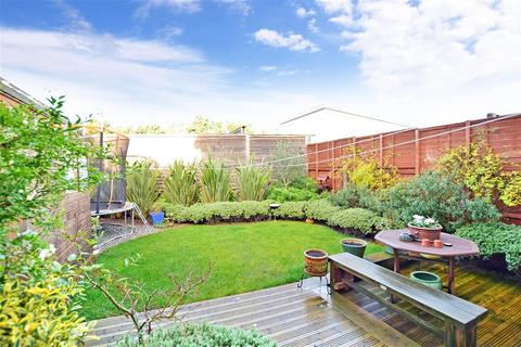 24 Lakeside Avenue, Faversham, ME13 7FE