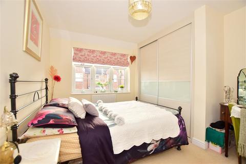 24 Lakeside Avenue, Faversham, ME13 7FE