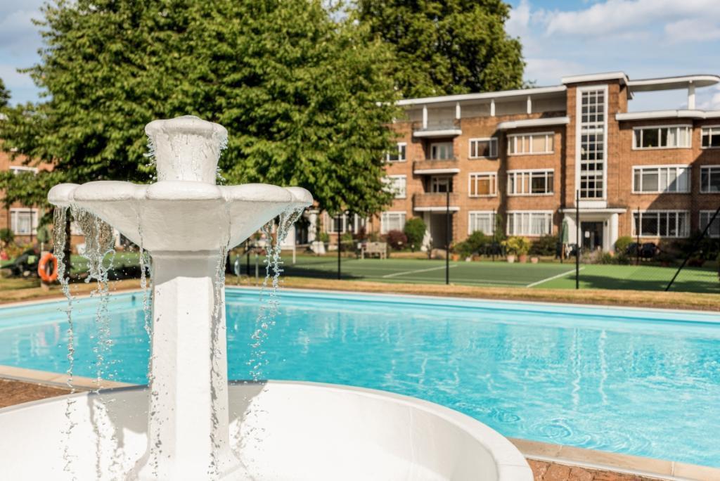 Kingfisher Court, East Molesey 1 bed apartment £345,000