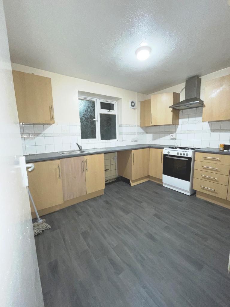 Ibscott Close, Dagenham, RM10 4 bed flat - £1,600 pcm (£369 pw)