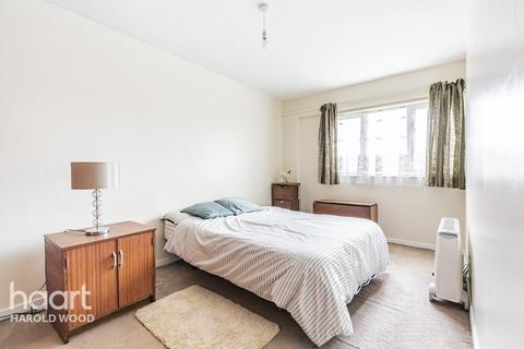 3 Launceston Close, Romford, RM3 8HQ