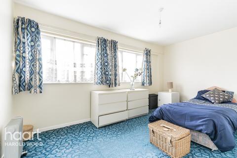 3 Launceston Close, Romford, RM3 8HQ