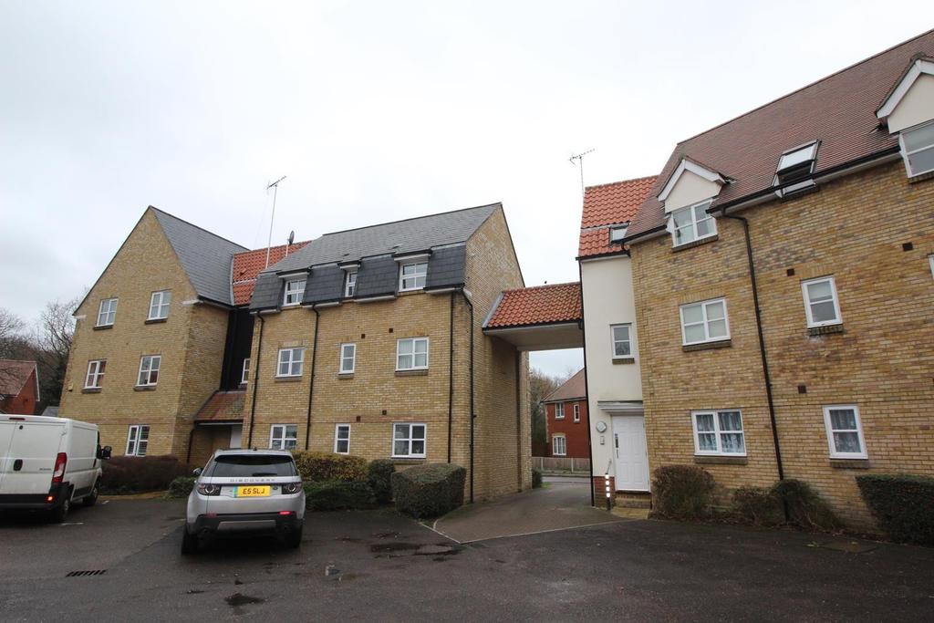 Hazel Close, Laindon, Basildon, Essex, SS15 2 bed apartment £995 pcm