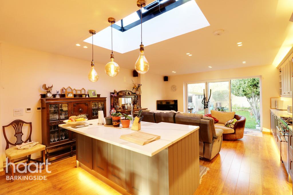 Greenleafe Drive, Barkingside 5 bed bungalow £650,000