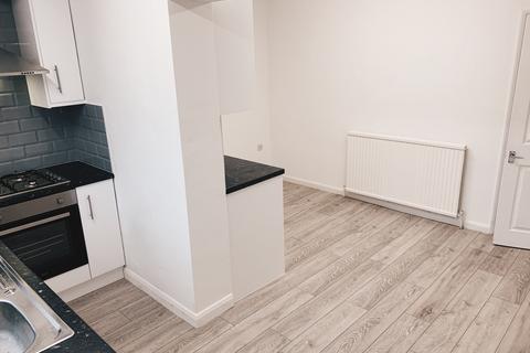 3 bedroom semi-detached house to rent, Thorntree Road, Thorpe Hesley, Rotherham S61