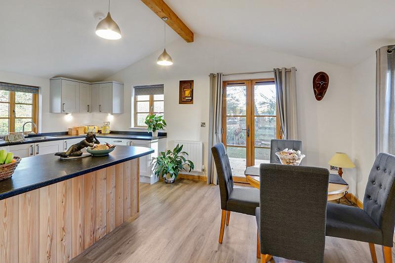 Wardens Lodge - Kitchen Dining Area