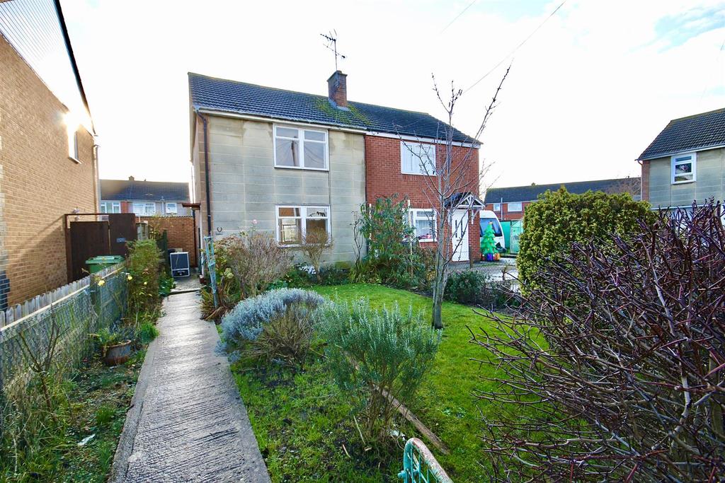 Draycott Close, Park North, Swindon 2 bed semidetached house for sale