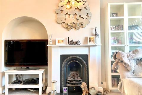 362 Hurst Road, West Molesey, KT8 1QN